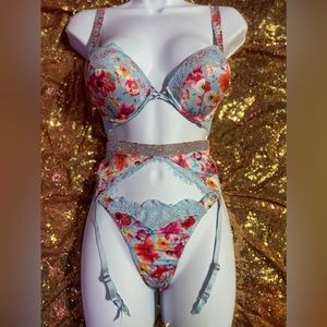 Lingerie Victoria Secret 3pc set. Size 34B (M)  beautiful set!